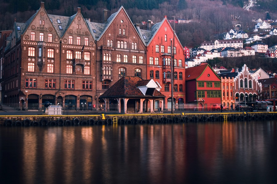 https://www.ipomehotels.com/en/wp-content/uploads/2020/04/Bergen-Norvegia-Scandinavia-by-Photo-by-Lachlan-Gowen-on-Unsplash.jpg